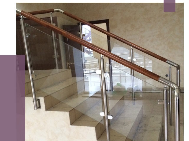 Комбинированные перила из металла и дерева в Октябрьском