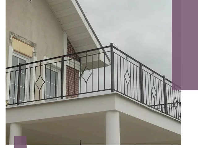 Изготовление балконных ограждений в Октябрьском из металла и стекла