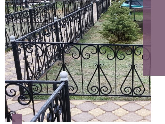 Кованые газонные ограждения под ключ в Октябрьском
